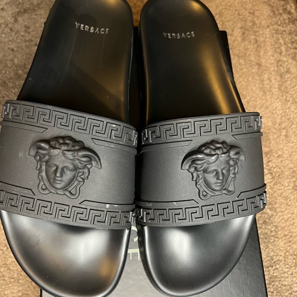 VERSACE PALAZZO POOL SLIDES - Picture 2 of 9